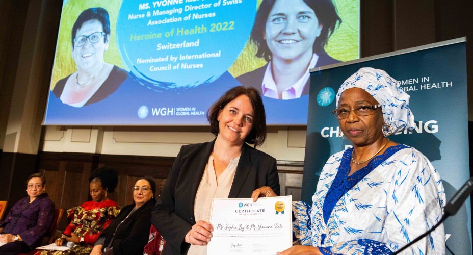 Übergabe des Heroines-of-Health Award von Women in Global Health für Yvonne Ribi und Sophie Ley (WGH)